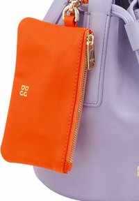 Borsa a tracolla in pelle viola con un pochette in pelle arancione attaccata, caratterizzata da una zip dorata e un logo. Texture liscia, forma arrotondata.