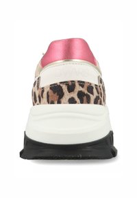 Schoenen met luipaardprint, witte tussenzool, zwarte buitenzool, metallic gouden accenten en roze nep leren hielafwerking.