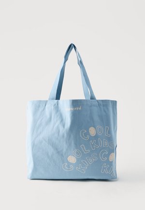 Lichtblauwe draagtas met lange handvatten met de tekst "COOL KIDS" in gebogen witte letters en kleine smileygezichtjes.