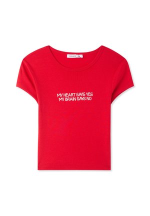 T-shirt rossa in cotone con maniche corte e scollatura rotonda, caratterizzata da un testo bianco che recita "IL MIO CUORE DICE SÌ, IL MIO CERVELLO DICE NO."