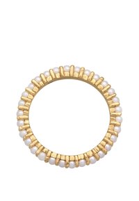 Goldring mit strukturierter Oberfläche, der eine Reihe kleiner weißer Perlen am Rand aufweist, die ein kreisförmiges Design bilden.
