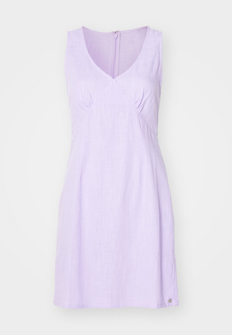 Robe sans manches lilas avec un décolleté en V, des détails froncés au niveau de la poitrine et une texture subtile. Fermeture éclair au dos et ourlet arrondi.