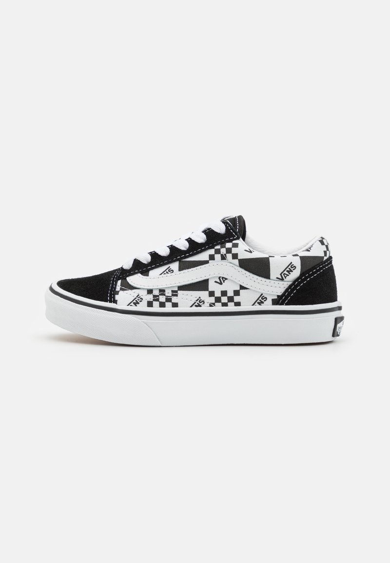 Sorte og hvite Vans sneakers med sjakkmønster, laget av semsket skinn og lerret, gummisåle og hvite snøringer.