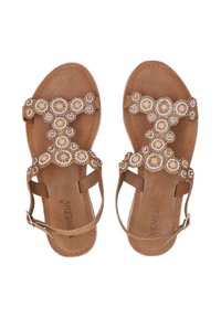 Bruine platte sandalen met decoratieve kraalaccenten. Zacht suede materiaal, verstelbare enkelband en T-vormig bovenwerk met cirkelvormige motieven.