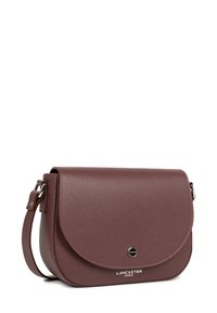 Borsa a tracolla in pelle borgogna con finitura testurizzata, chiusura a patta, accessori in argento e logo impresso. Cinghia regolabile inclusa.
