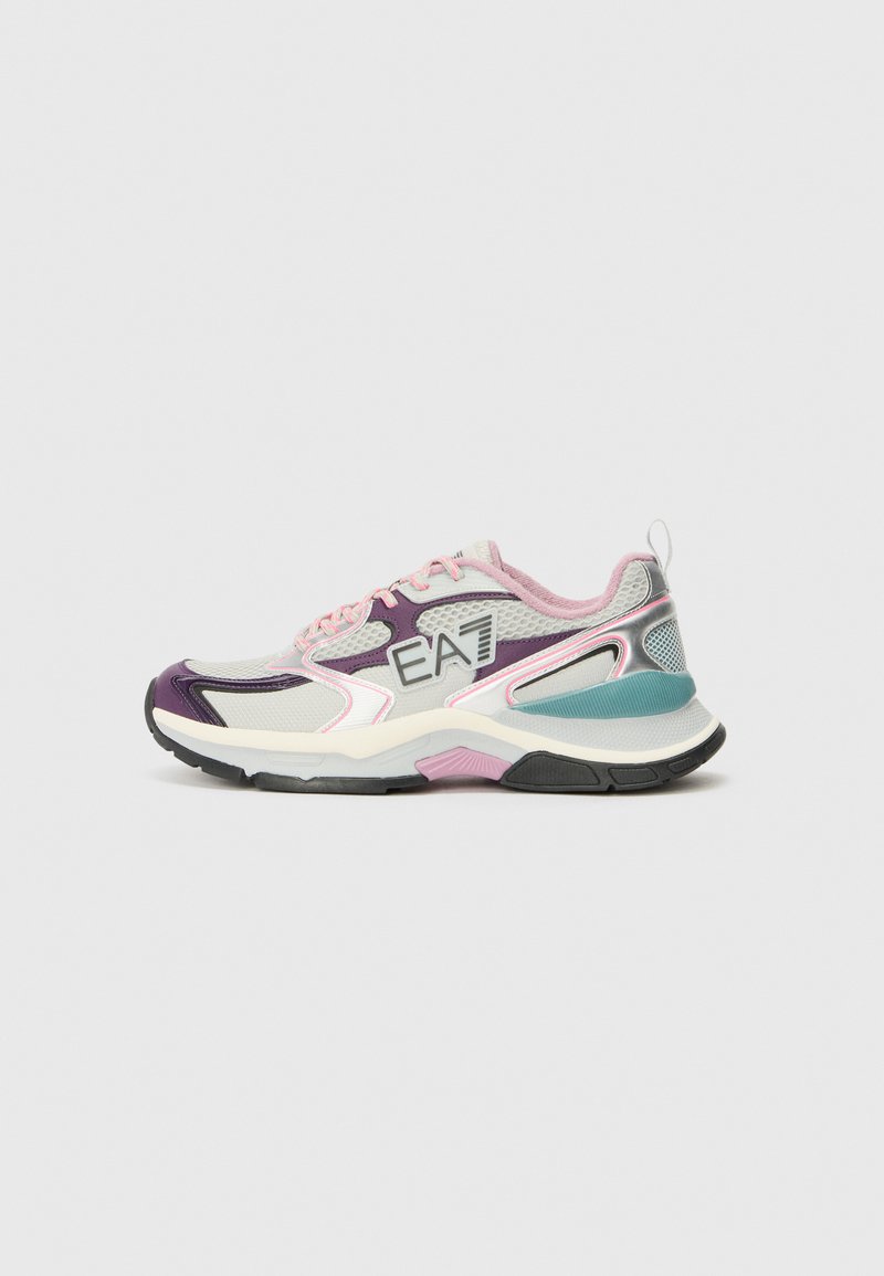 Ténis desportivos com um upper em malha nas cores cinza, roxo e com detalhes em verde água. Apresenta uma sola texturizada e um logotipo na lateral. Cadarços em rosa claro.