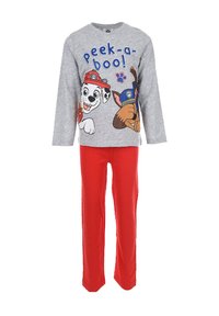 Grijze pyjama top met lange mouwen en de tekst "Peek-a-boo!" en cartoon hondfiguren; gecombineerd met rode, elastische broek met een tailleband.