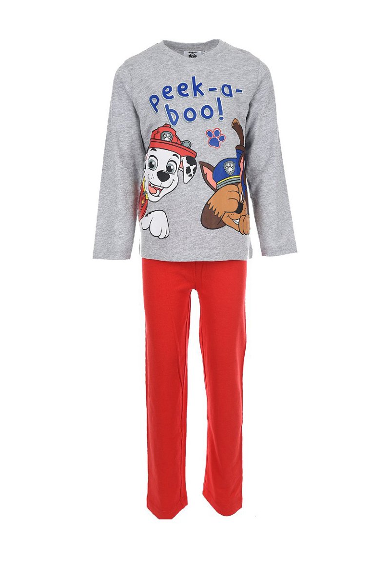 Grijze pyjama top met lange mouwen en de tekst "Peek-a-boo!" en cartoon hondfiguren; gecombineerd met rode, elastische broek met een tailleband.