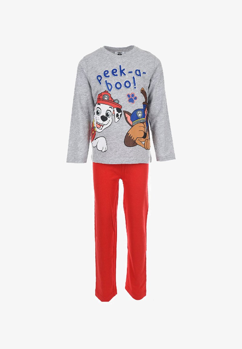 Maglietta da pigiama a maniche lunghe grigia con la scritta "Peek-a-boo!" e personaggi di cani cartoon; abbinata a pantaloni rossi con vita elasticizzata.