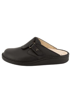 Zwarte leren instapschoen met verstelbare band en gevoerde zool, ontworpen voor comfort en gemakkelijk dragen.