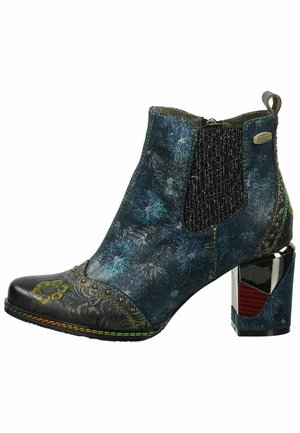 Bottine bleue et noire avec un dessus en tissu texturé, des clous décoratifs, un bout à motifs et un talon bloc métallique avec des accents rouges.