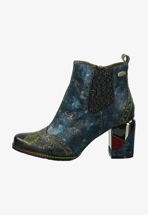 Bottine bleue et noire avec un dessus en tissu texturé, des clous décoratifs, un bout à motifs et un talon bloc métallique avec des accents rouges.