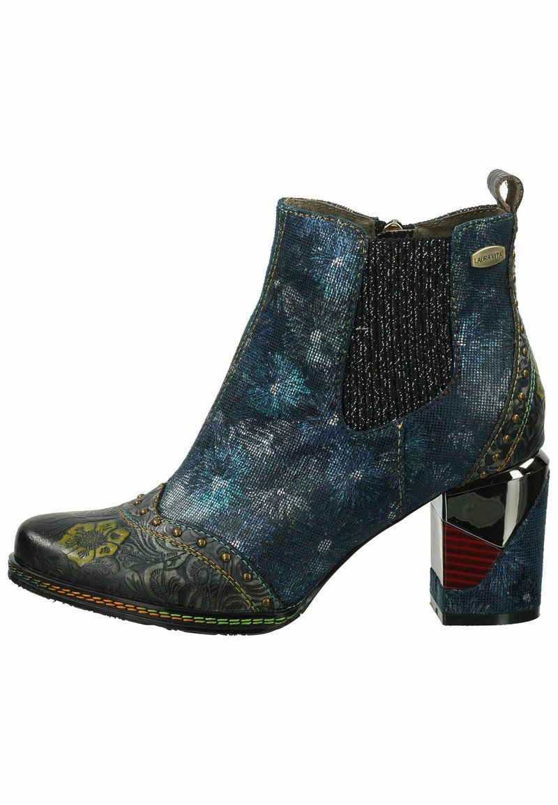 Stivale ankle blu e nero con tomaia in tessuto texturizzato, borchie decorative, punta decorata e tacco a blocco metallico con accenti rossi.