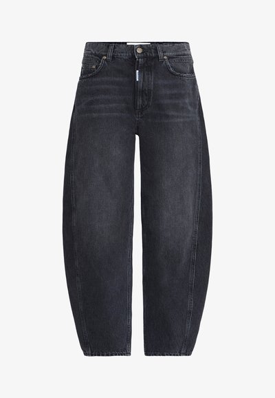 Tumšas denima bikses ar brīvu piegriezumu, ar klasisko piecu kabatu dizainu, ar rāvējslēdzēju un pogu aizdari, kā arī redzamām šuvju detaļām.