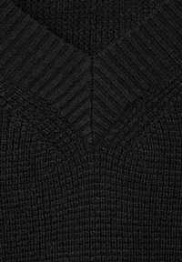 Maglione nero lavorato a maglia con scollo a V, dettagli a costine testurizzati e motivo a zigzag sul colletto, realizzato in un tessuto morbido e accogliente.