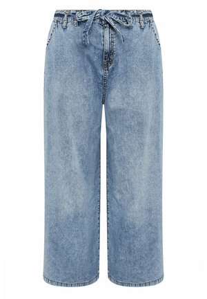 Pantalones vaqueros de mezclilla azul claro de pierna ancha y corte cropped, con cinturón de tela anudado y bolsillos laterales.