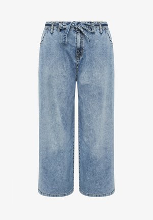 Pantalon en jean bleu clair à jambes larges et coupé court, avec ceinture en tissu nouée et poches latérales.