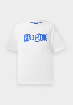 Biała bawełniana koszulka z niebieskim graficznym logo i wzorem tekstowym. Krótkie rękawy, okrągły dekolt i luźny krój.