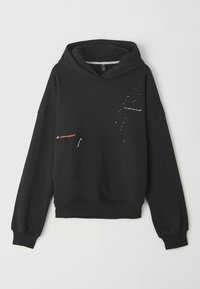 Sort hætte sweatshirt med en front kangaroo lomme, prydet med hvid tekst og stjerne-lignende detaljer. Fremstillet af blødt stof, lange ærmer med ribstrikkede manchetter.