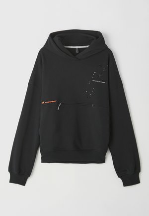 Sweat à capuche noir avec une poche kangourou à l'avant, décoré de texte blanc et d'accents en forme d'étoiles. Fabriqué en tissu doux, avec des manches longues et des poignets côtelés.
