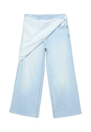 Svijetloplave traperice širokih nogavica s asimetričnim preklopom od bijelog materijala s tankim plavim prugama.