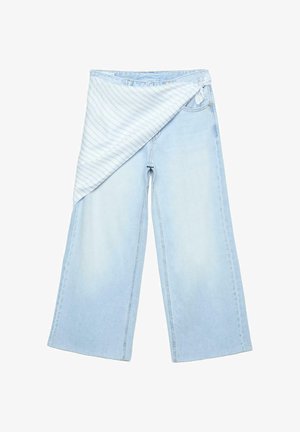 Svetlo modre jeans hlače širokih hlačnic z asimetričnim prepletom, ki vključuje belo tkanino s tankimi modrimi črtami.