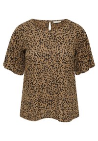 Blouse marron à manches courtes avec un motif léopard, dotée d'un col rond et d'un petit détail en forme de gouttière à l'arrière. Tissu à texture lisse.