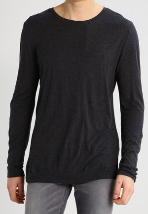 Zwarte longsleeve t-shirt van zacht materiaal met een ronde hals en een klein borstzakje, met een relaxte pasvorm en een minimalistisch ontwerp.