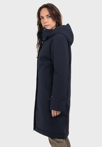 Marineblauer wasserdichter Parka mit Kapuze, Reißverschluss vorne, verstellbarem Kordelzug und Seitentaschen; bietet eine schlanke, moderne Silhouette.