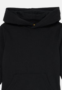 Zwarte hoodie met een grote trekkoordkap, een voorzak en een gladde katoenen textuur. Eenvoudig ontwerp met minimale details.
