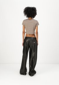 Guess Originals PATCH POCKET - Pantaloni - jet black
