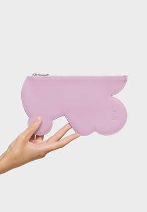 Mano che tiene una pochette texturizzata di colore lavanda-viola, sagomata con bordi curvi e una cerniera argentata sulla parte superiore.