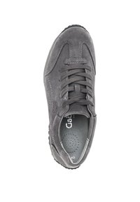 Grijze suède sneaker met afgeronde neus, vetersluiting aan de voorkant, decoratieve stiksels en een gemêleerde rubberen zool. Het interieur heeft een geperforeerde binnenzool.