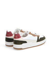 Weiße Ledersneaker mit braunem Wildleder und dunkelgrünen Akzenten, ausgestattet mit einer bordeauxroten Ferse, weißen Schnürsenkeln und einer strukturierten Gummisohle.