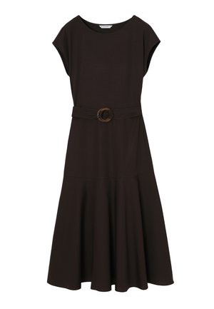 Sort midi-kjole med kappelignende ærmer, rund halsudskæring og matchende bælte med cirkulært spænde i taljen.