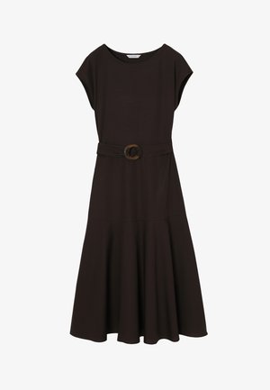 Sort midi-kjole med kappelignende ærmer, rund halsudskæring og matchende bælte med cirkulært spænde i taljen.