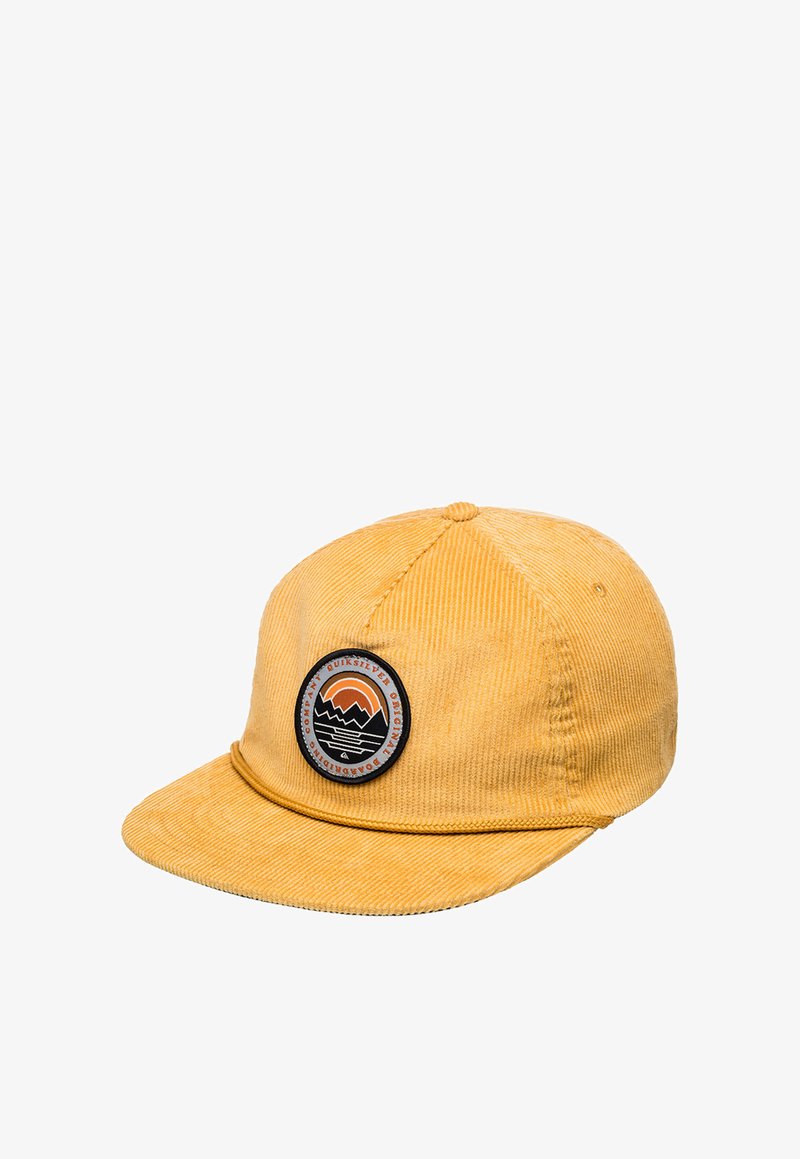 Gelbe Cordhut mit flachem Schild. Verziert mit einem runden Patch, der Wellen und einen Sonnenuntergang in Orange und Schwarz zeigt. Text um den Patch herum.