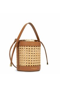 Ronde stro tas met tan leren accenten, gekenmerkt door een trekkoordsluiting en een kort handvat. Elegante geweven ontwerp met gouden hardware details.