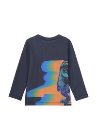 Marineblaues Langarmshirt mit einem bunten Dinosaurier-Graphic auf dem Rücken, mit orangefarbenen, grünen und blauen Farbverläufen sowie einem Rundhalsausschnitt.
