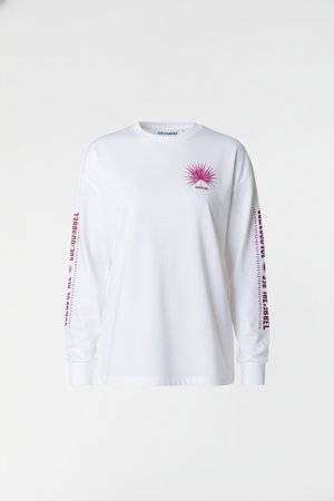 Valkoinen pitkähiha-puuvillapaita, valmistettu pehmeästä puuvillasta. Rintakehällä vaaleanpunainen auringonsädekuvio ja hihoissa punaiset tekstit.