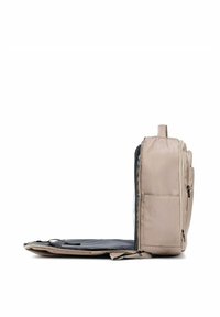 Beżowy materiałowy plecak z bocznym suwakiem, przestronną główną przegrodą, przednimi kieszeniami oraz solidnym uchwytem do noszenia na górze.