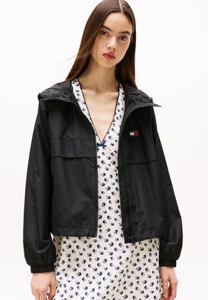 Tommy Jeans RELAXED WATER REPELLENT RIPSTOP HOODED WINDBREAKER - Ljetna jakna - black