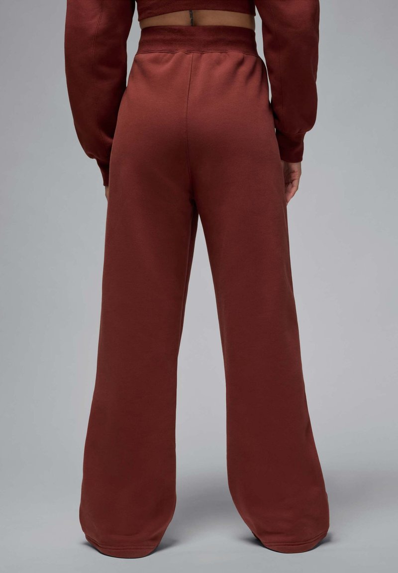 Weite Sweatpants in einem tiefen Rot, aus weichem Stoff mit einem elastischen Bund und einer glatten Textur. Bietet eine lockere Passform.