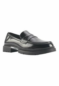 Zwarte lakleren loafers met een brede band over de bovenkant, stevige zwarte rubberen zool en een zilveren accent bij de hak.
