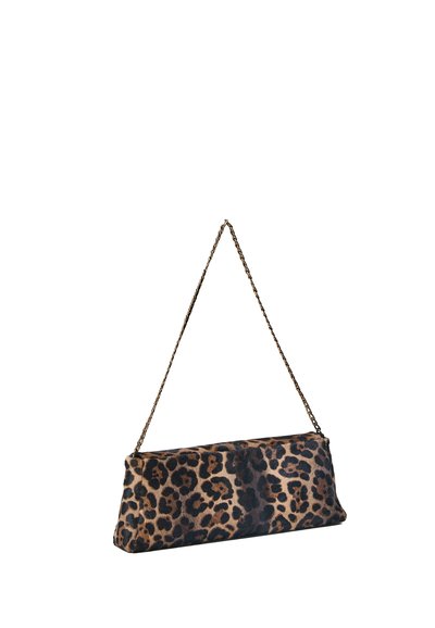 Petit sac à main rectangulaire avec imprimé léopard marron et noir et fine bandoulière chaîne, isolé sur fond blanc.