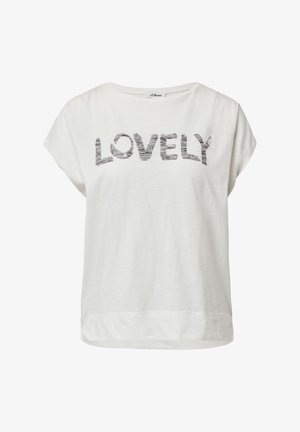 Biała koszulka z krótkim rękawem o luźnym kroju. Na przodzie znajduje się słowo "LOVELY" w ciemnoszarym, teksturowanym przesłaniu. Miękka tkanina.