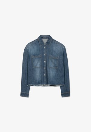 Gekürzte Jeanshemd in mittlerem Waschung mit langen Ärmeln, spitzen Kragen, zwei vorderen Taschen, Knopfverschluss und fransigem Saum.