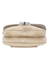 Beige metalen clutch met een textuurafwerking, zilveren hardware en een zwart-wit gestreepte stoffen schouderriem. Compact en rond ontwerp.
