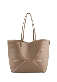 Beige schoudertas gemaakt van soepel leer, met een geometrisch paneelontwerp, lange hengsels en minimalistische stiksels.