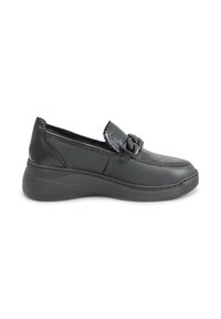 Scarpe slip-on nere in pelle con una texture liscia, cuciture rialzate, un accento decorativo a catena e una suola con bassa trazione.
